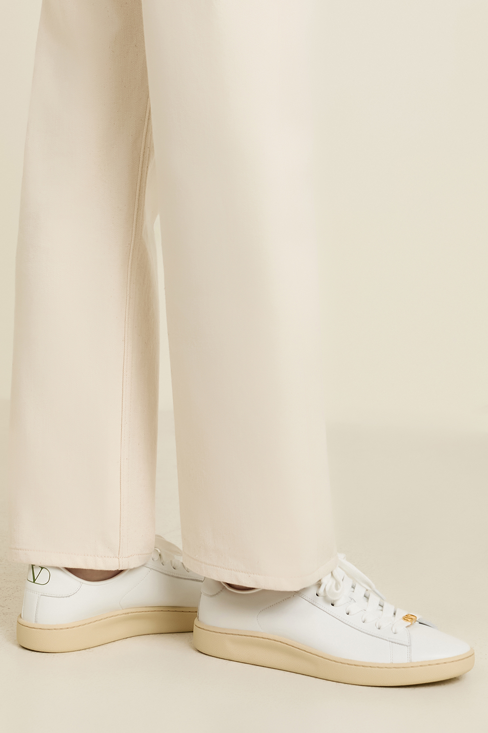 תמונת כל הלוק של נעלי סניקרס